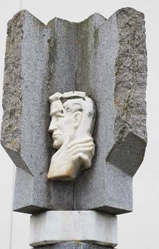 Tylos minutė prie skulptoriaus Alfonso Vincento Ambraziūno A. Maceinai sukurto paminklo