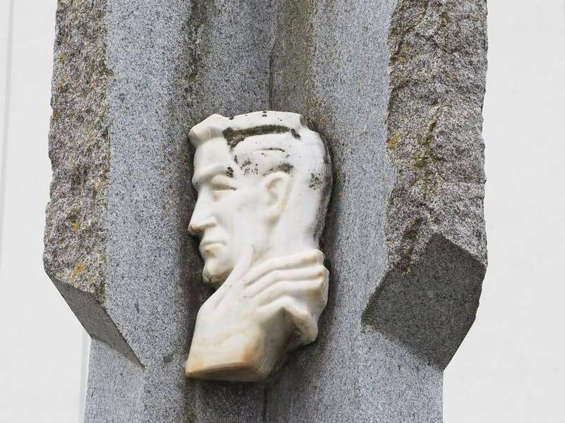 Tylos minutė prie skulptoriaus Alfonso Vincento Ambraziūno A. Maceinai sukurto paminklo